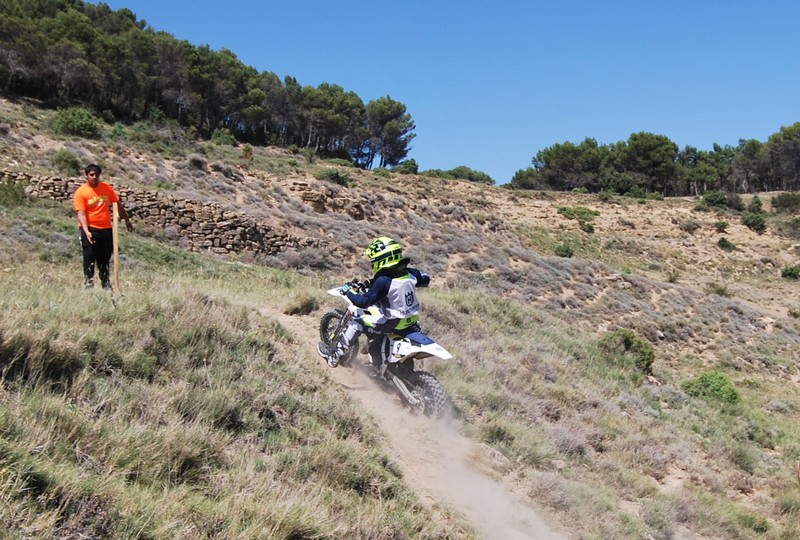 Calor y polvo en el enduro de Ujué